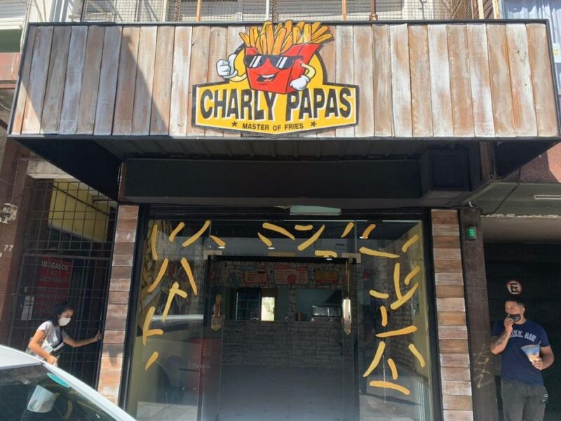 Comercio de papas en cono y hamburguesas