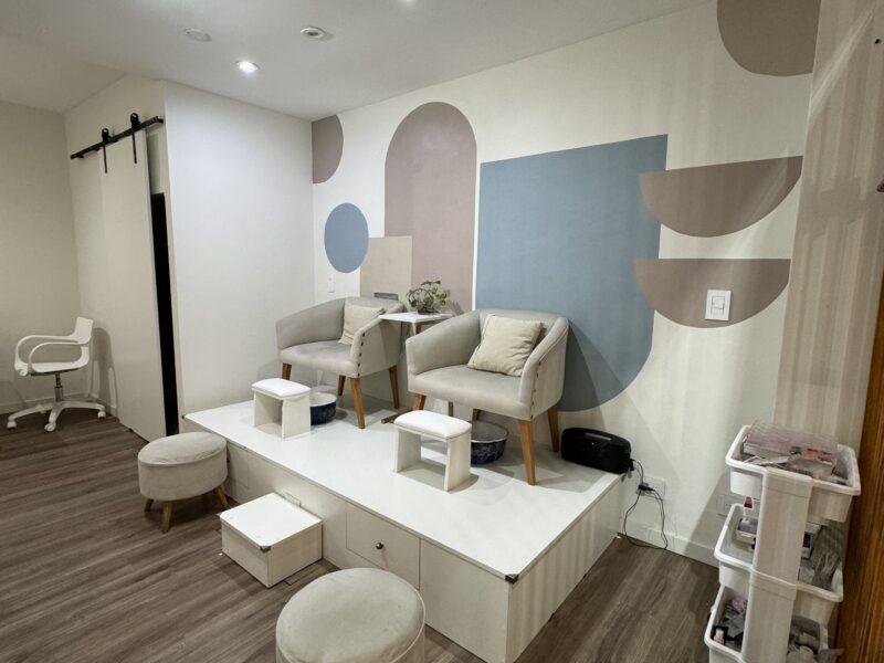Salón de belleza, uñas, pestañas, masajes y otros servicios con Cafetería