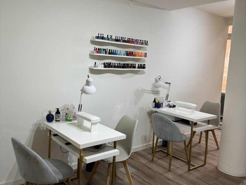 Salón de belleza, uñas, pestañas, masajes y otros servicios con Cafetería