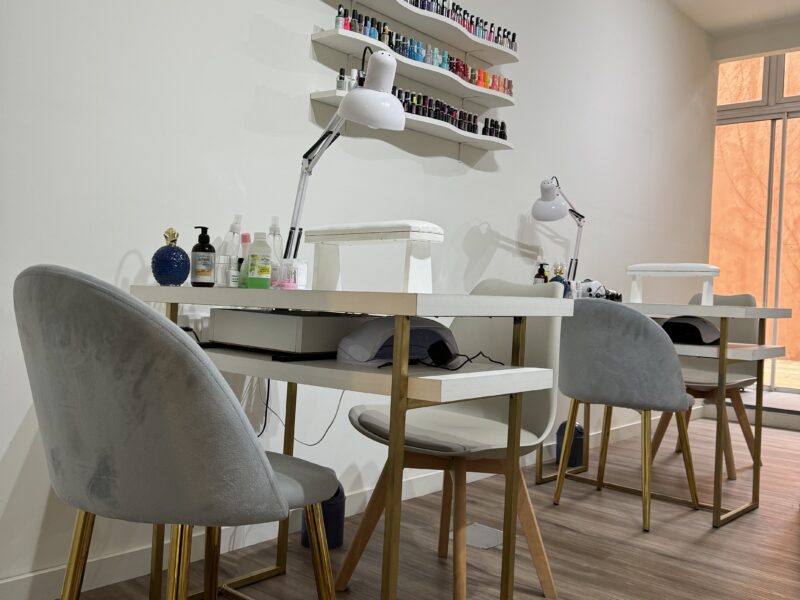 Salón de belleza, uñas, pestañas, masajes y otros servicios con Cafetería