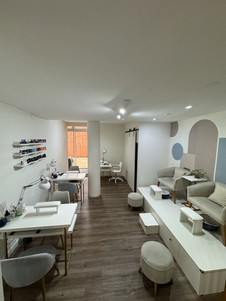 Salón de belleza, uñas, pestañas, masajes y otros servicios con Cafetería