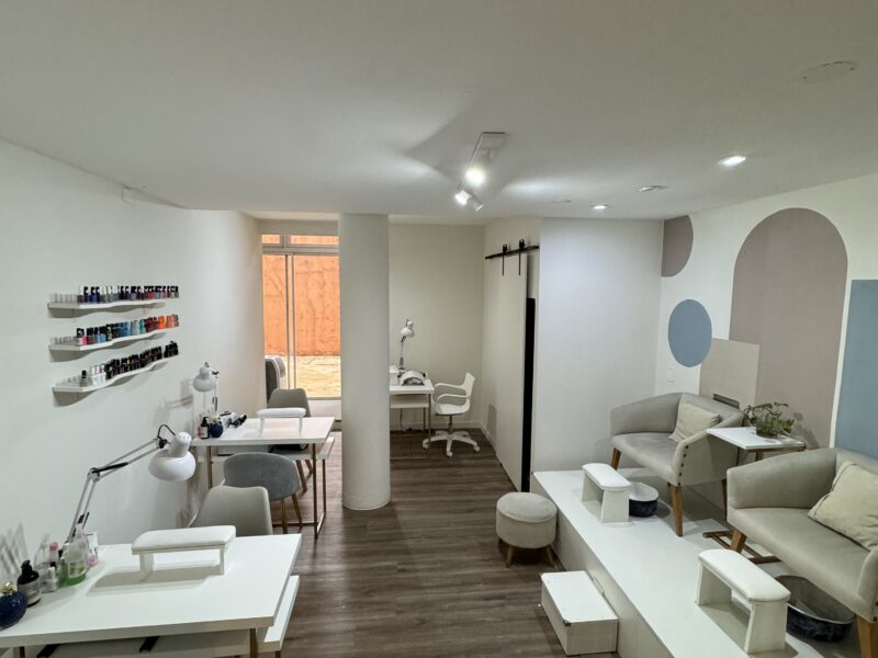 Salón de belleza, uñas, pestañas, masajes y otros servicios con Cafetería
