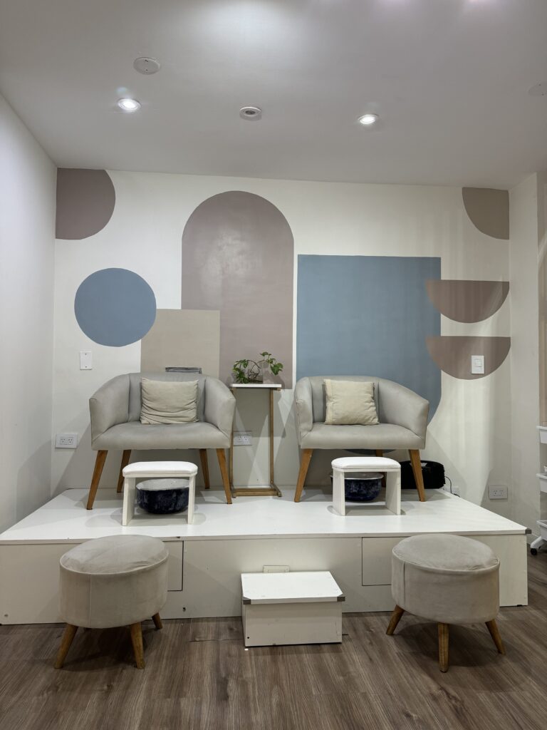 Salón de belleza, uñas, pestañas, masajes y otros servicios con Cafetería