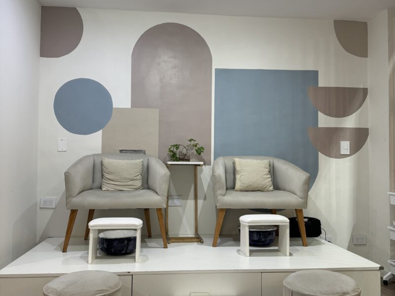 Salón de belleza, uñas, pestañas, masajes y otros servicios con Cafetería