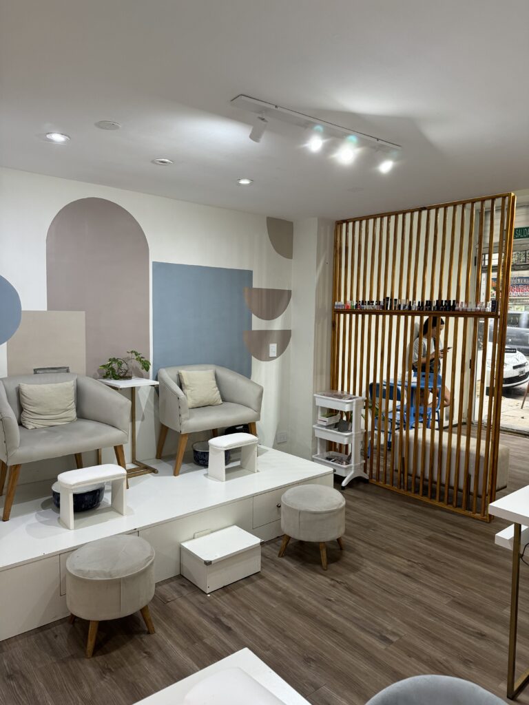 Salón de belleza, uñas, pestañas, masajes y otros servicios con Cafetería