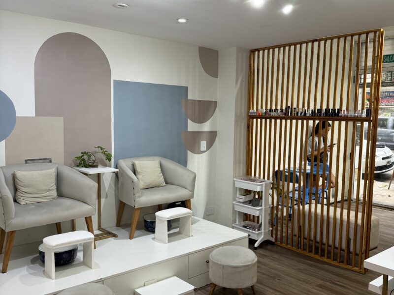Salón de belleza, uñas, pestañas, masajes y otros servicios con Cafetería