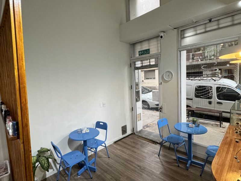 Salón de belleza, uñas, pestañas, masajes y otros servicios con Cafetería
