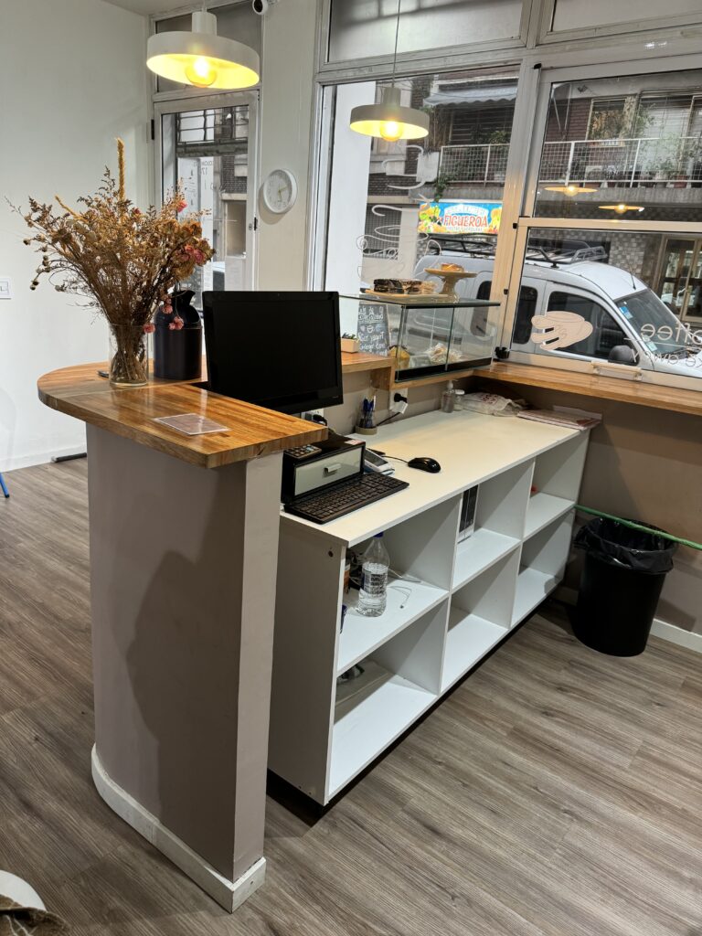 Salón de belleza, uñas, pestañas, masajes y otros servicios con Cafetería