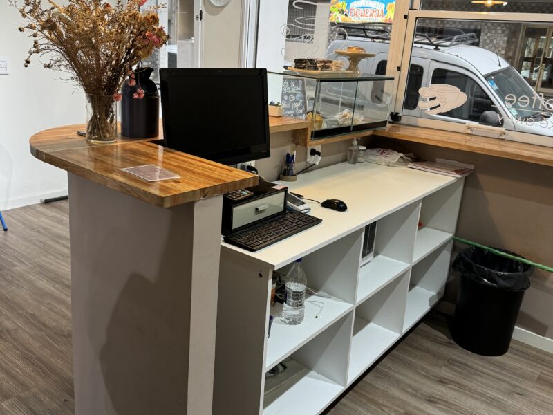 Salón de belleza, uñas, pestañas, masajes y otros servicios con Cafetería