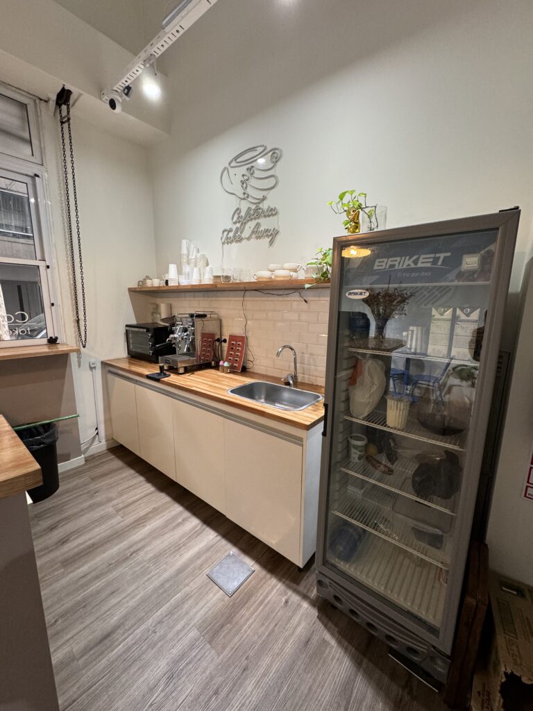 Salón de belleza, uñas, pestañas, masajes y otros servicios con Cafetería