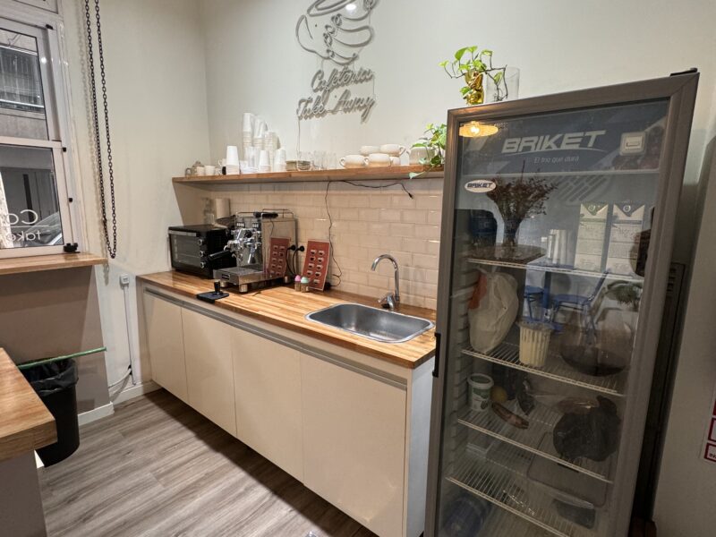 Salón de belleza, uñas, pestañas, masajes y otros servicios con Cafetería