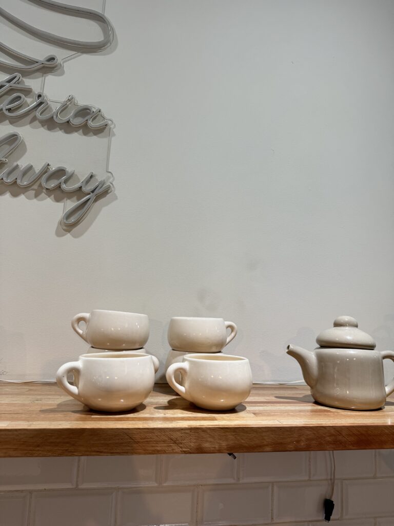 Salón de belleza, uñas, pestañas, masajes y otros servicios con Cafetería