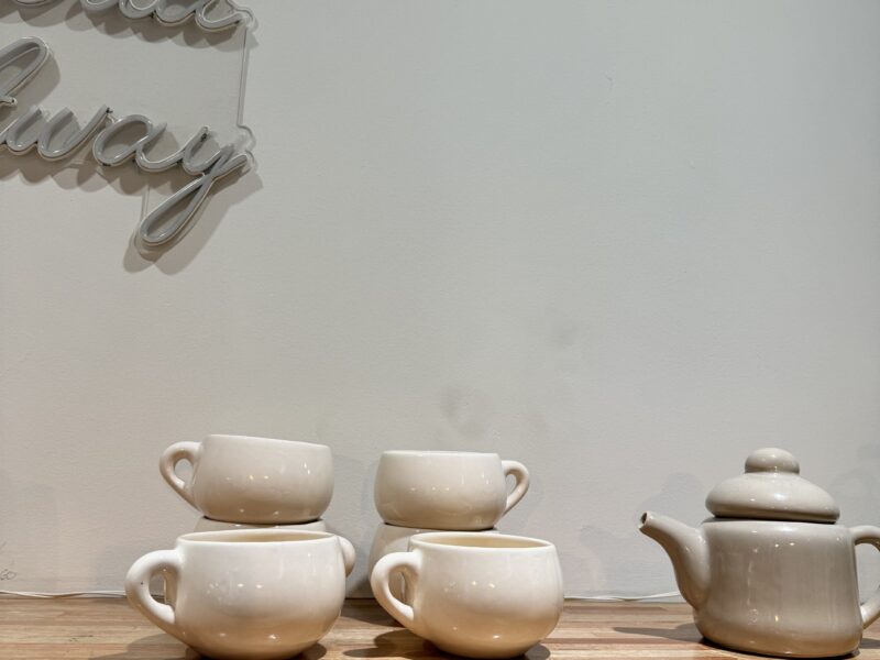 Salón de belleza, uñas, pestañas, masajes y otros servicios con Cafetería