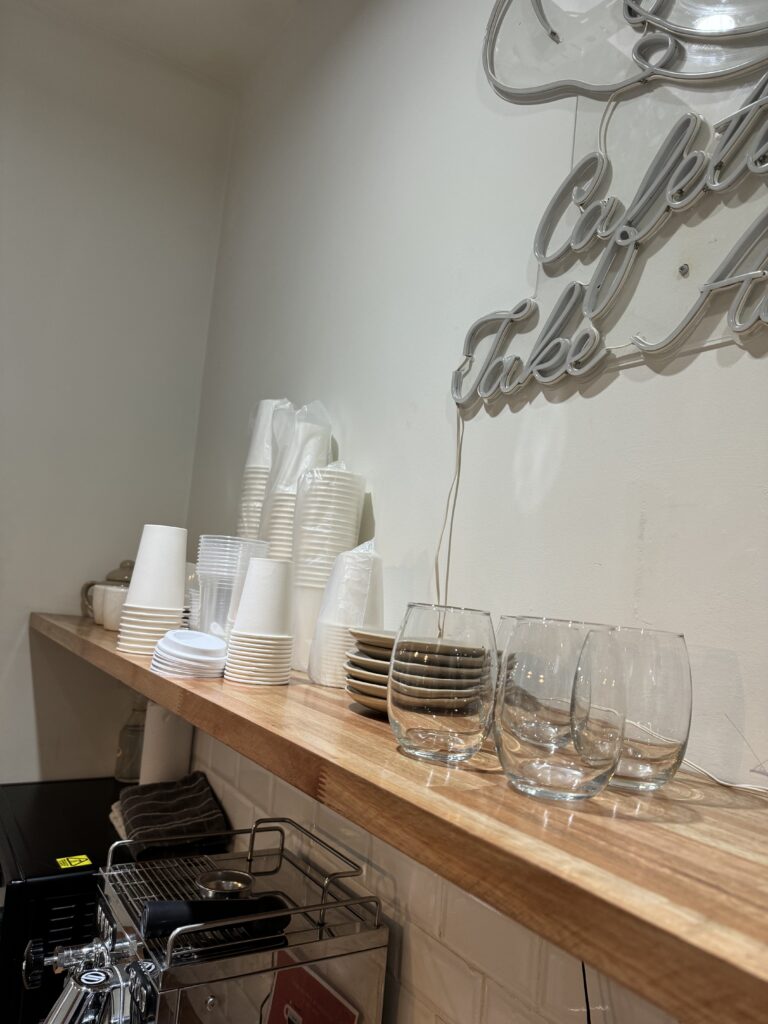 Salón de belleza, uñas, pestañas, masajes y otros servicios con Cafetería