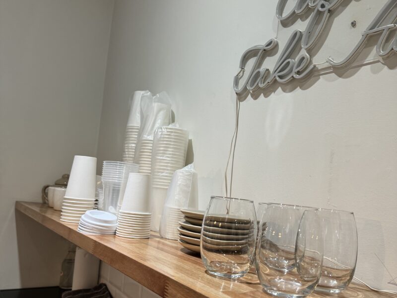Salón de belleza, uñas, pestañas, masajes y otros servicios con Cafetería