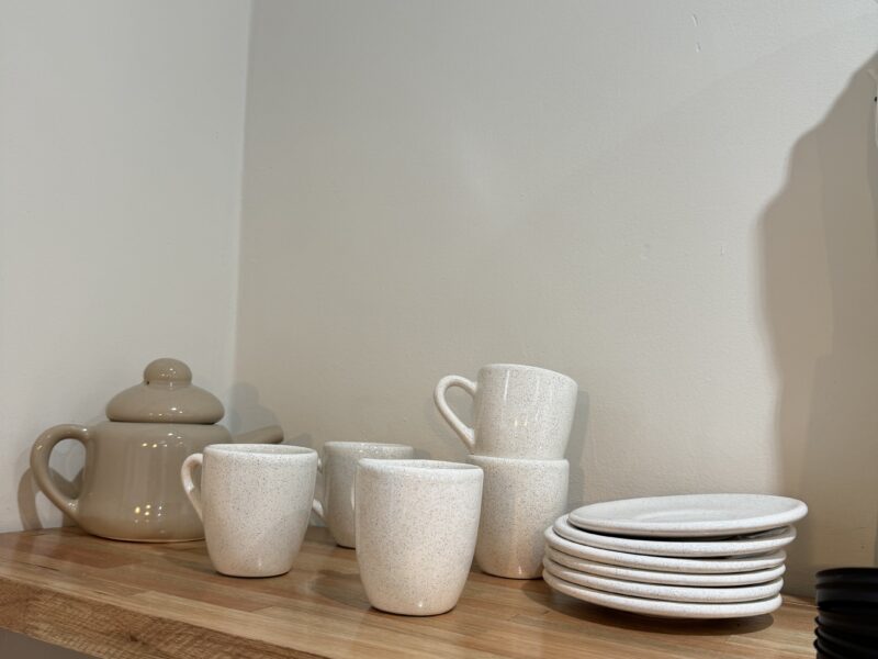 Salón de belleza, uñas, pestañas, masajes y otros servicios con Cafetería