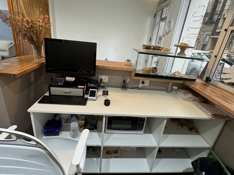 Salón de belleza, uñas, pestañas, masajes y otros servicios con Cafetería