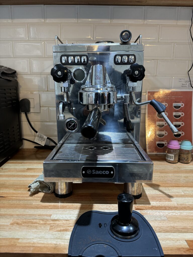 Salón de belleza, uñas, pestañas, masajes y otros servicios con Cafetería