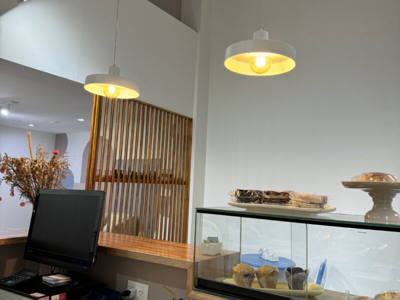 Salón de belleza, uñas, pestañas, masajes y otros servicios con Cafetería