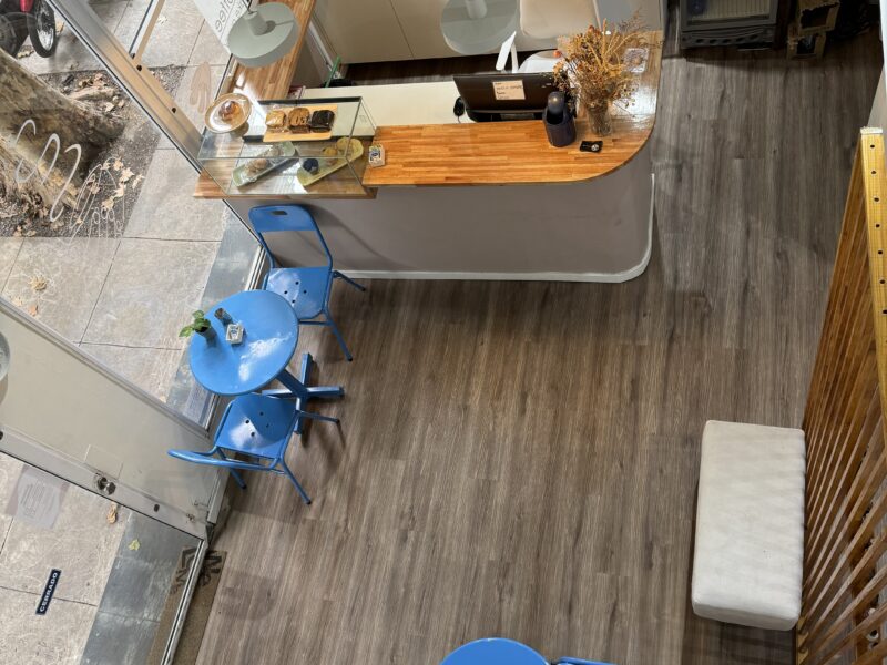 Salón de belleza, uñas, pestañas, masajes y otros servicios con Cafetería