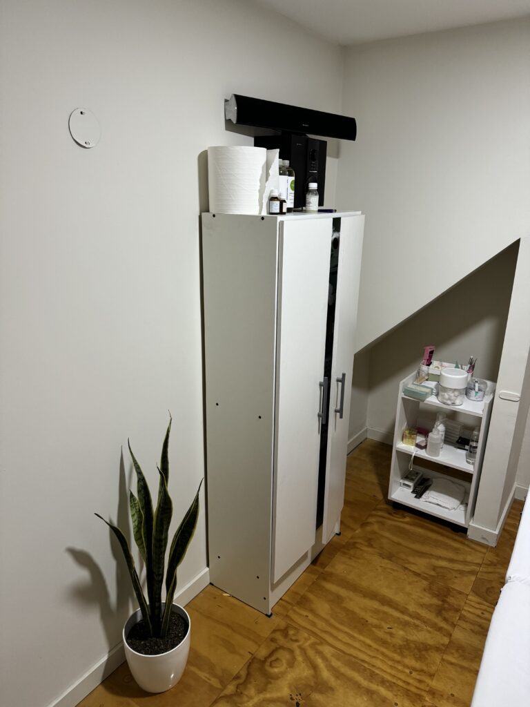 Salón de belleza, uñas, pestañas, masajes y otros servicios con Cafetería