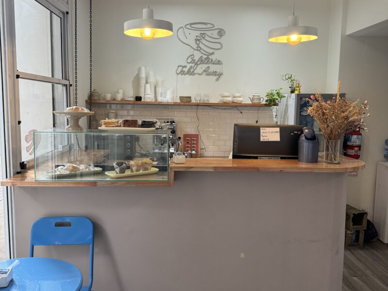 Salón de belleza, uñas, pestañas, masajes y otros servicios con Cafetería