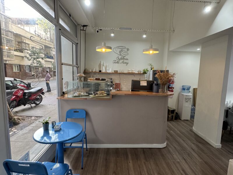 Salón de belleza, uñas, pestañas, masajes y otros servicios con Cafetería