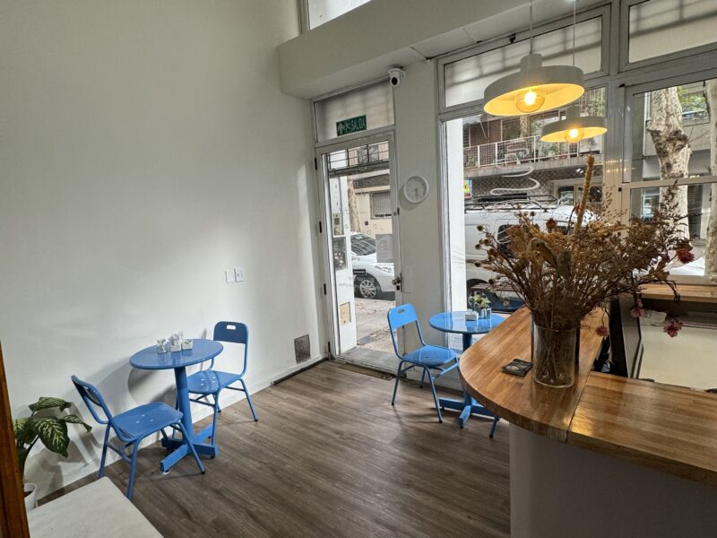 Salón de belleza, uñas, pestañas, masajes y otros servicios con Cafetería