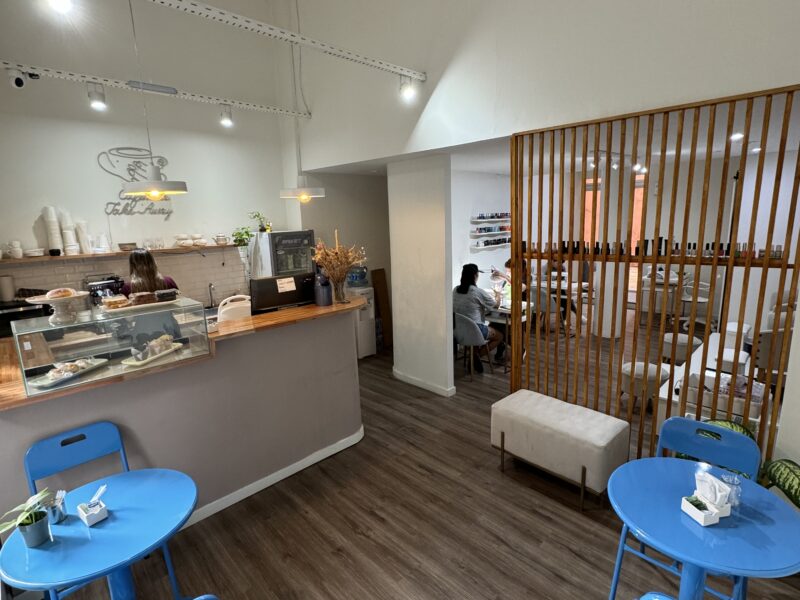 Salón de belleza, uñas, pestañas, masajes y otros servicios con Cafetería