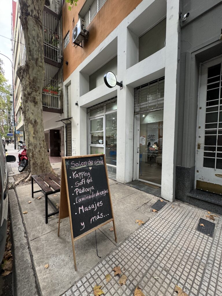 Salón de belleza, uñas, pestañas, masajes y otros servicios con Cafetería