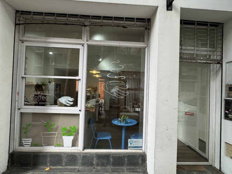 Salón de belleza, uñas, pestañas, masajes y otros servicios con Cafetería