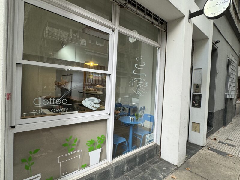 Salón de belleza, uñas, pestañas, masajes y otros servicios con Cafetería