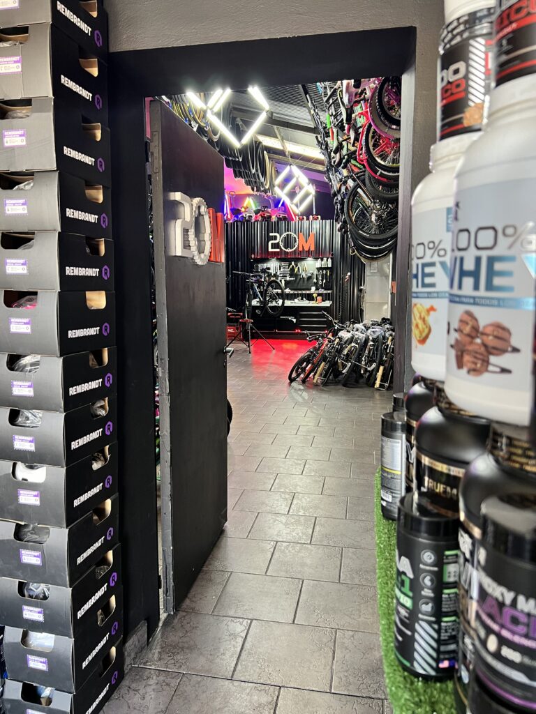 HERMOSA BICICLETERIA EN MATADEROS CON FULL STOCK LISTA PARA TRABAJAR