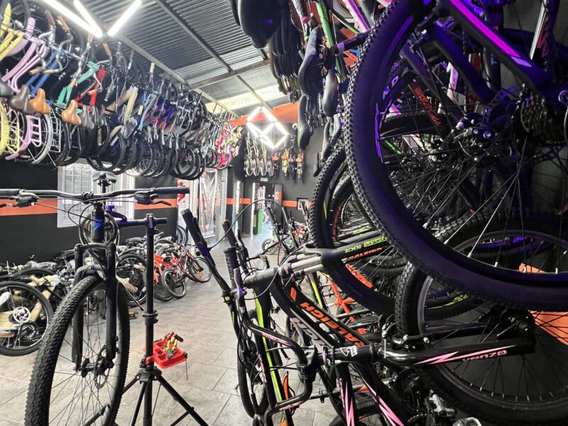 HERMOSA BICICLETERIA EN MATADEROS CON FULL STOCK LISTA PARA TRABAJAR