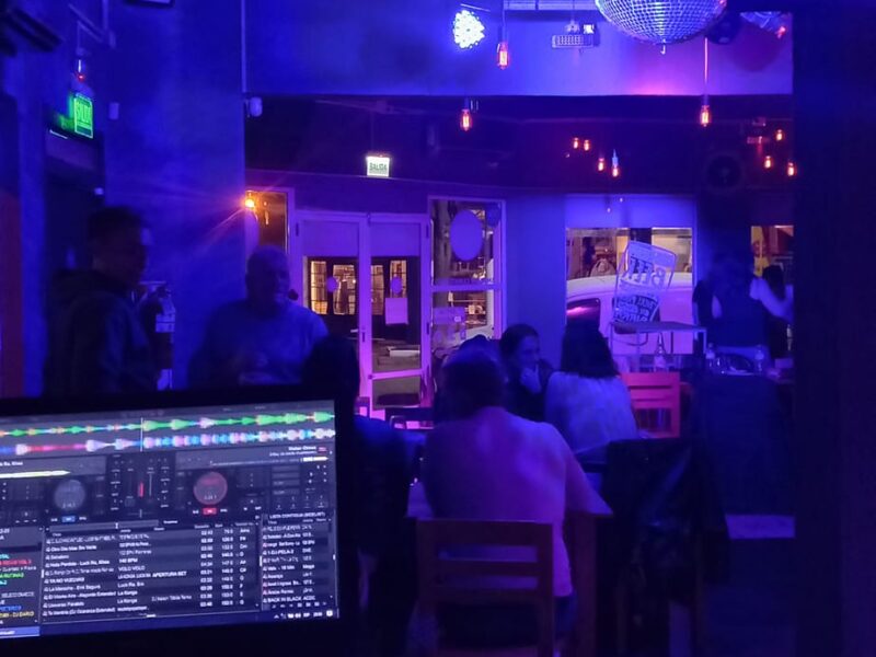 Vendo fondo de comercio Bar-Cafeteria
