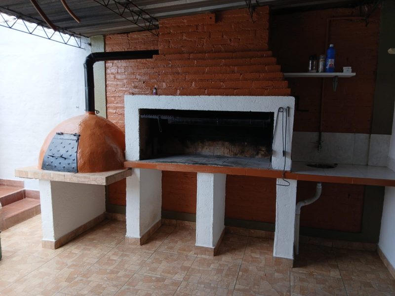 Venta de casa + fondo de comercio