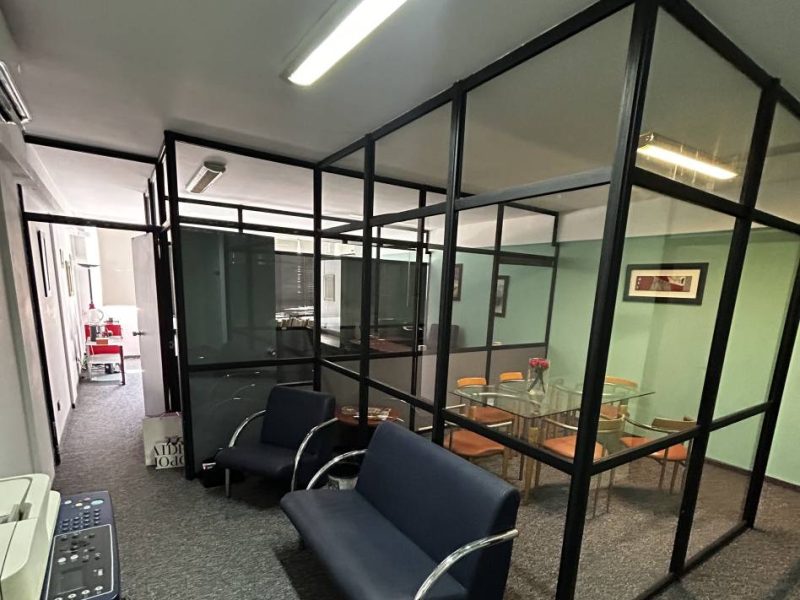 VENTA OFICINA TRIBUNALES, EXECELENTE UBICACION
